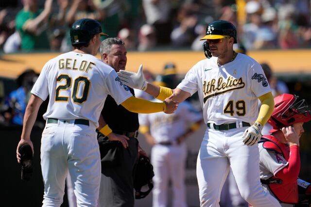 Atléticos vienen de atrás y barren serie ante Angelinos con triunfo de 10-6