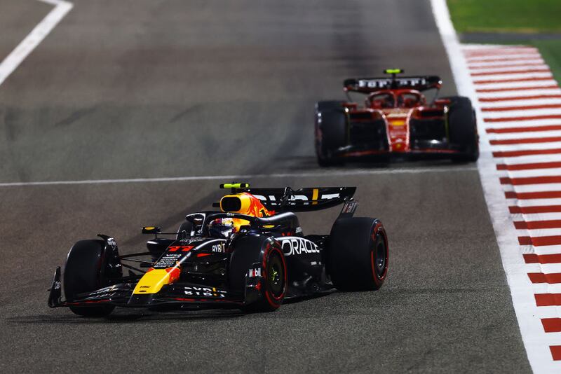 BAHRAIN, BAHRAIN - MARCH 02: Sergio Perez of Mexico driving the (11) Oracle Red Bull Racing RB20 leads Carlos Sainz of Spain driving (55) the Ferrari SF-24  during the F1 Grand Prix of Bahrain at Bahrain International Circuit on March 02, 2024 in Bahrain, Bahrain. (Photo by Mark Thompson/Getty Images)