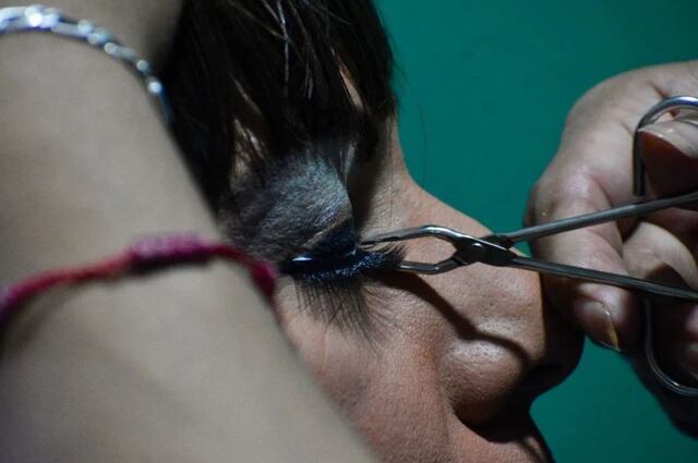 Los graves riesgos para la salud de la moda de las extensiones para pestañas