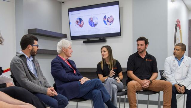 Expresidente Bill Clinton visita a SANOS en Caguas