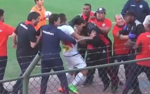 VIDEO: Entrenador mexicano da cabezazo a un jugador y se va suspendido un año