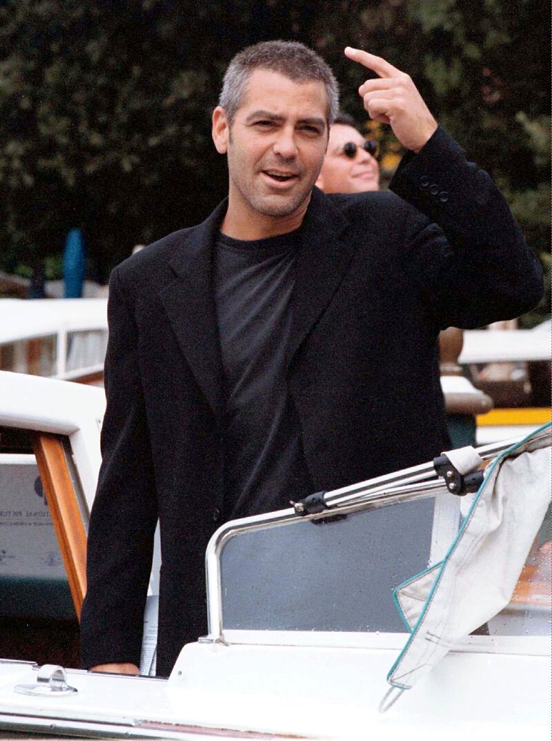 ARCHIVO - George Clooney llega al Lido para el Festival de Cine de Venecia en Venecia, Italia, el 8 de septiembre de 1998, para promover la película de Steven Soderbergh 