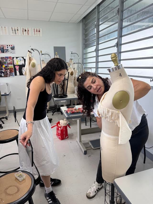 Estudiantes invitan a conocer sus propuestas de moda en la Feria de Indumentaria de Sagrado