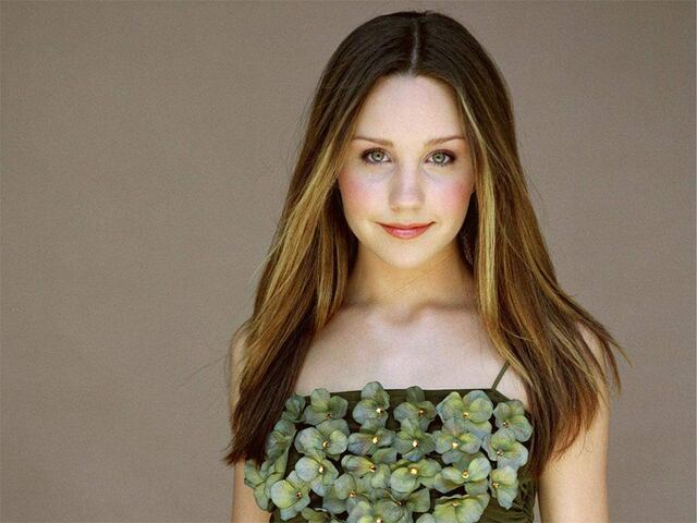 Luciendo un look irreconocible, Amanda Bynes espera a su primer hijo