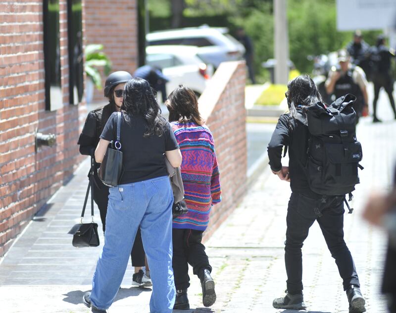 Ingresa al camposanto memorial la hija de Fernanda Villavicencio junto a su esposo y Martha Roldós. apifoto\cesar pasaca