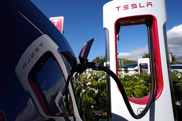 Venta de vehículos eléctricos alcanzará récord en el 2023