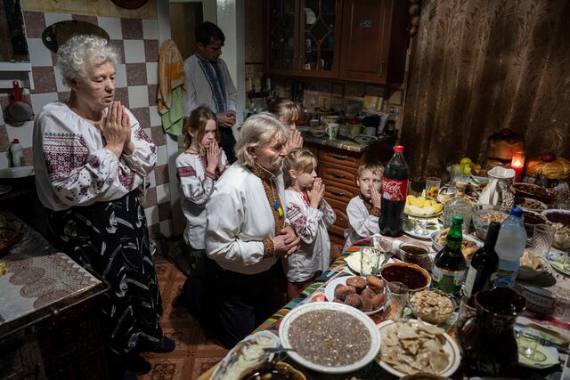 Ucrania derriba cazas y drones rusos mientras el país celebra la Navidad en diciembre por 1ra vez