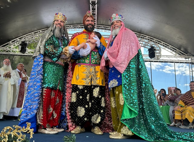 Cientos disfrutan de la Fiesta de Reyes #142 en Juana Díaz con desfile, actos religiosos y música