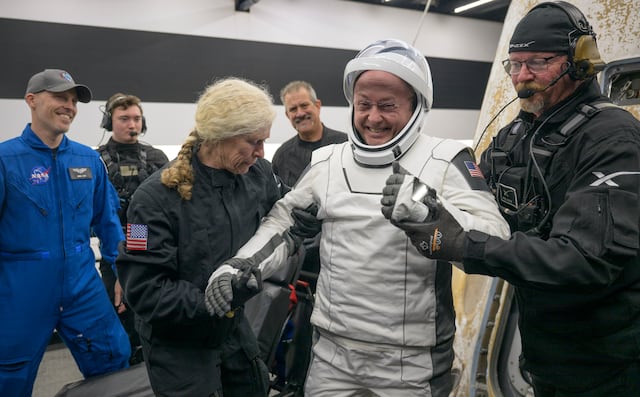 Con un astronauta enfermo, la misión Crew-11 vuelve a la Tierra en un amerizaje perfecto