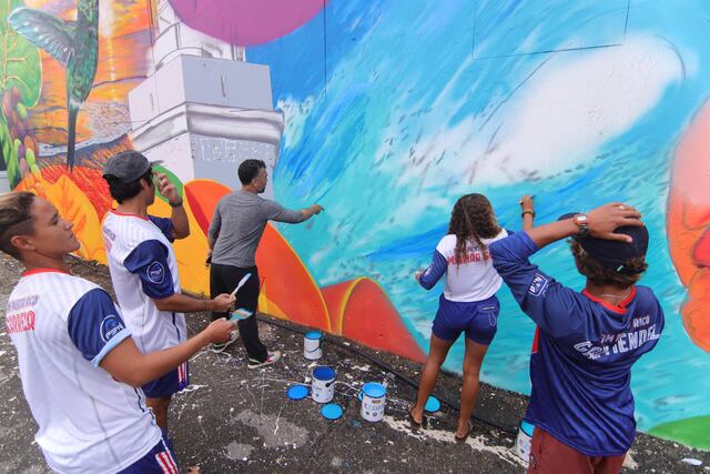 Muralista plasma la belleza natural de Puerto Rico en un mural creado para el Mundial del Surfing
