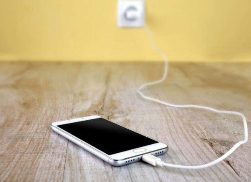 Lo recomendable es no cargar el celular mientras dure la tormenta eléctrica.