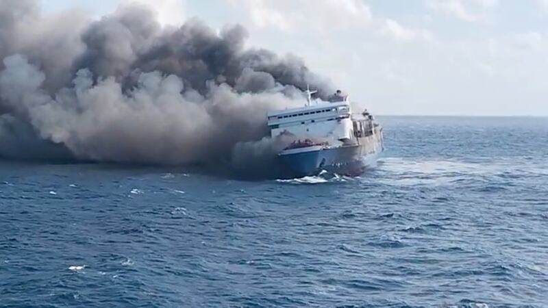 Madura (Indonesia), 02/08/2026.- Imagen del vídeo cedido por la agencia de manejo de desastres de Indonesia Basarnas sobre el incendio de un ferry en Java Oriental. EFE/EPA/BASARNAS HANDOUT.