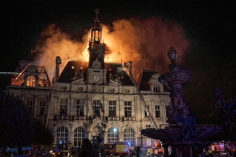 El Ayuntamiento de Limoges, un edificio declarado monumento histórico y construido en el último cuarto del siglo XIX, quedó prácticamente destruido este sábado por un incendio provocado durante un ataque de manifestantes que participaban en la jornada de protestas sociales en Francia. EFE/Cuenta oficial del Ayuntamiento De Limoges en red social X