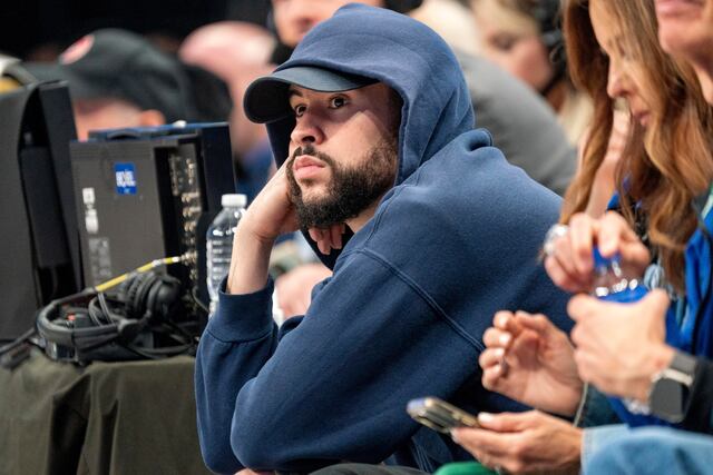 Bad Bunny trata de esconderse en juego de los Mets
