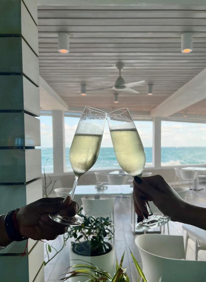 Social en Condado Ocean Club es un refugio moderno con una estética minimalista que resalta las vistas al Atlántico.