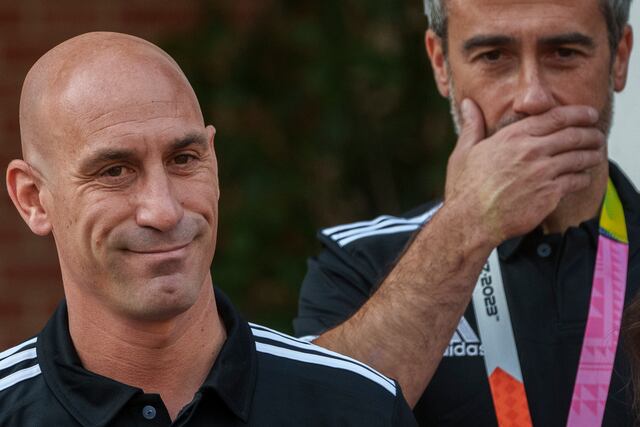 Fiscalía española acusa a Rubiales de agresión sexual por su beso a Hermoso
