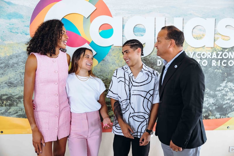 Los atletas con el alcalde de Caguas, William Miranda Torres.