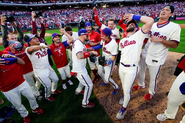 Filis eliminan a campeones Bravos y avanzan
