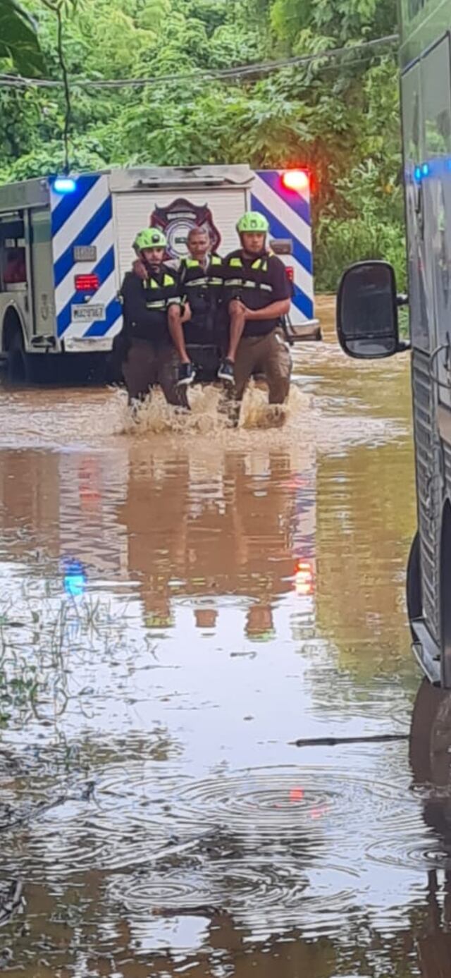 Rescatan a “curioso” que fue arrastrado por golpe de agua en Vega Alta