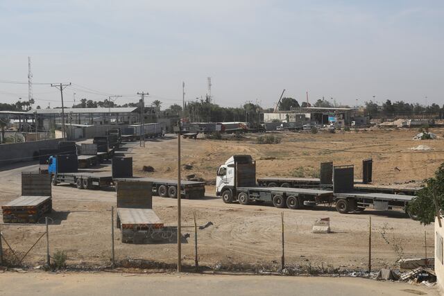 Cruce fronterizo de Egipto abre para permitir entrada de algo de ayuda para la asediada Gaza