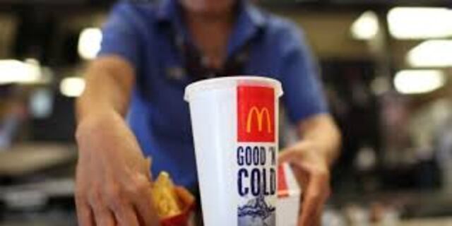 Hombre arroja café caliente a empleada de este 'fast food'