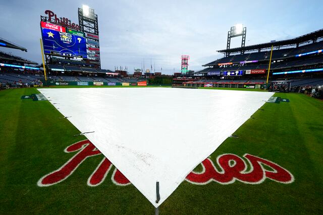 Lluvia obliga a posponer el tercer juego de la Serie Mundial