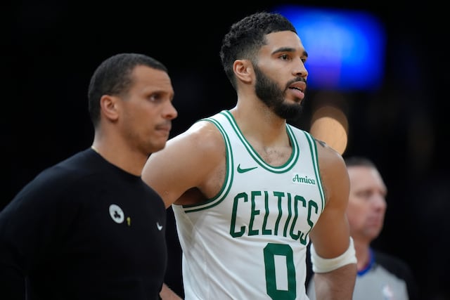 NBA multa al entrenador de los Celtics por persecusión y lenguaje inapropiado contra los árbitros