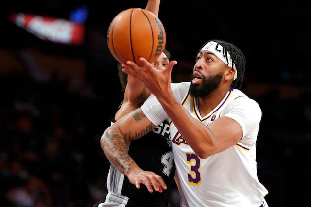 Con 34 puntos de Davis, Lakers doblegan a Spurs