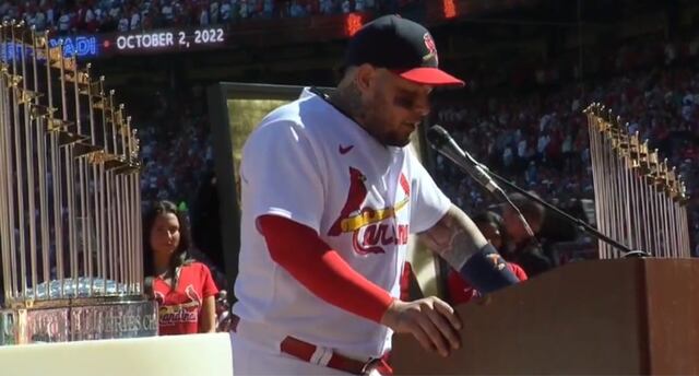 Yadier Molina se emociona al despedirse de San Luis