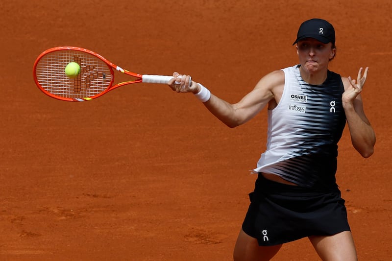 La tenista polaca Iga Swiatek devuelve la bola a la ucraniana Daria Snigur durante su partido de segunda ronda del Mutua Madrid Open disputado este jueves en la Caja Mágica, en Madrid. EFE/ Chema Moya
