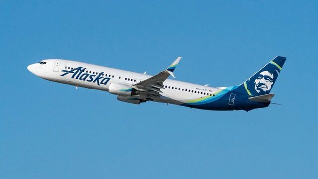 Piloto fuera de servicio intenta apagar motores en un vuelo de Alaska Airlines