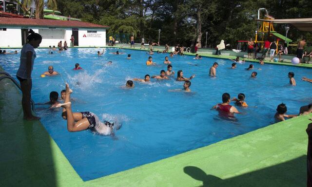 Tsunami artificial deja 44 heridos en parque acuático de China