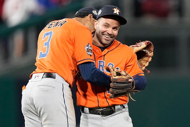 Astros sobreviven en Filadelfia y se ponen a uno de ganar la Serie Mundial