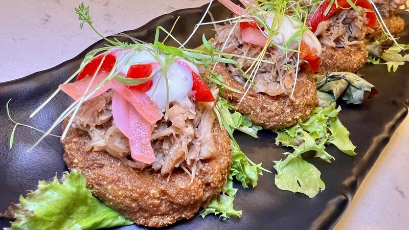 Montaditos de alcapurria —hechos con ingredientes frescos de la finca familiar del propietario— que pueden pedirse con ropa vieja, cerdo o jueyes. Foto Lynet Santiago Túa