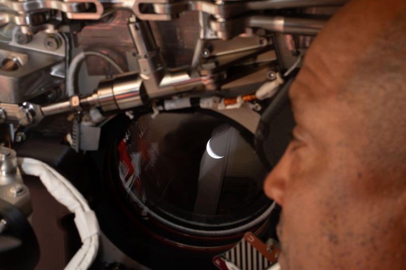 Fotografía proporcionada por la NASA, del piloto de Artemis II y astronauta de la NASA, Victor Glover, quien mira a través de una de las ventanas de la nave espacial Orion hacia la Tierra antes del sobrevuelo lunar de la tripulación, el lunes 6 de abril de 2026.
(NASA vía AP)