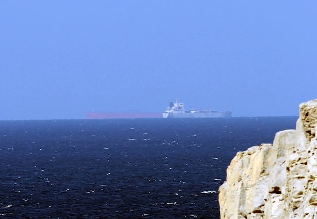 Irán informa de una explosión en un petrolero tras chocar con una mina en Ormuz