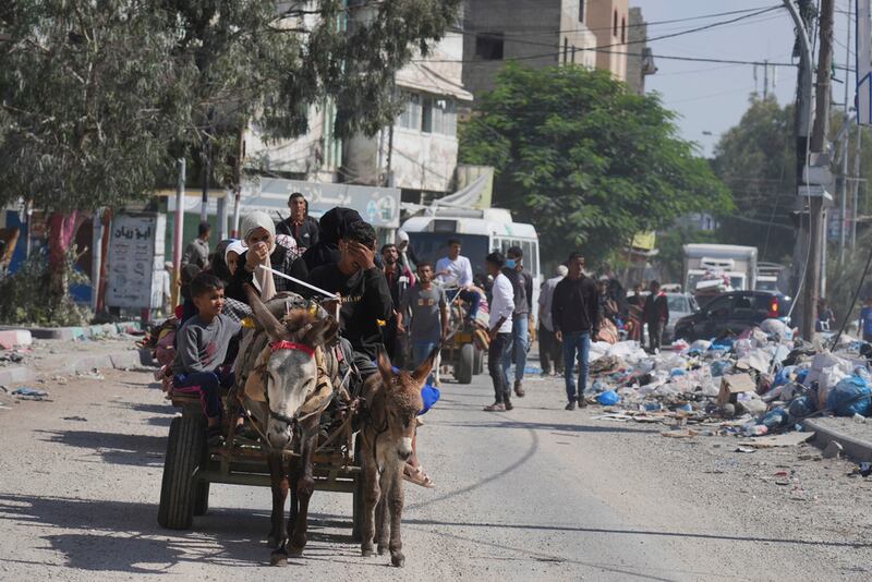 Palestinos intentan salir del norte de Gaza tras la orden de Ias autoridades israelíes.