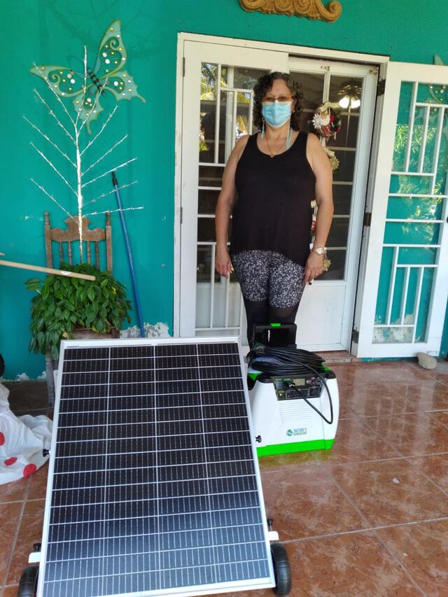 Más de 300 familias reciben baterías con placas solares en Cabo Rojo