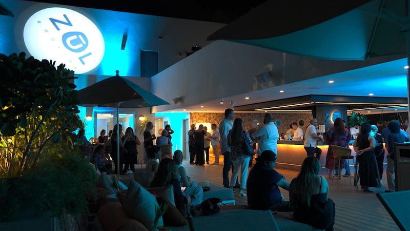 El ambiente relajado hace que muchos huéspedes comiencen allí la noche antes de seguir explorando la ciudad.
