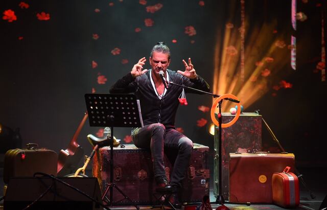 Arjona concilia arte circense con las emociones