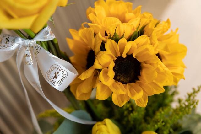 Por qué se regalan flores amarillas: el gesto viral del 21 de marzo