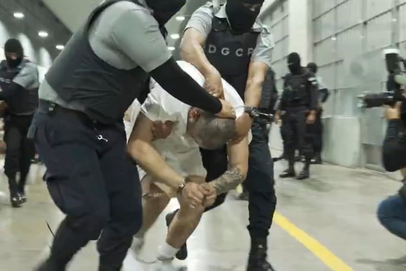 En esta fotografía sin fecha, un hombre identificado por Jennifer Vásquez Sura como su esposo, Kilmar Ábrego García, es conducido a la fuerza por guardias a través del Centro de Confinamiento para Terroristas en Tecoluca, El Salvador. (Tribunal de Distrito de los Estados Unidos para el Distrito de Maryland vía AP)