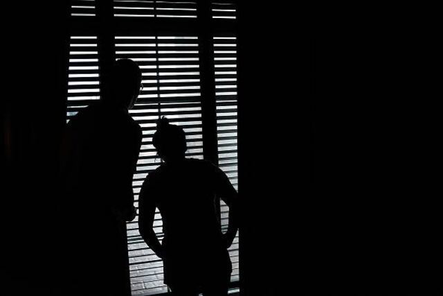Guerra entre vecinos: la increíble pelea que inició porque pareja se paseaba desnuda en su apartamento