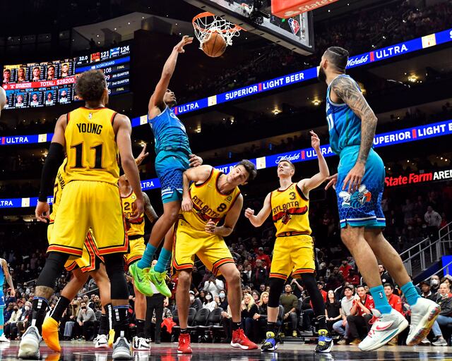 Hornets derrotan a Hawks a base de triples