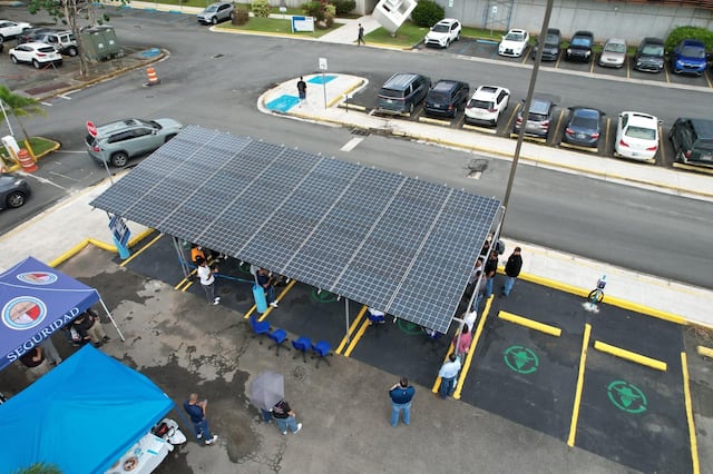 UPR Bayamón inaugura estación de carga solar creada por estudiantes