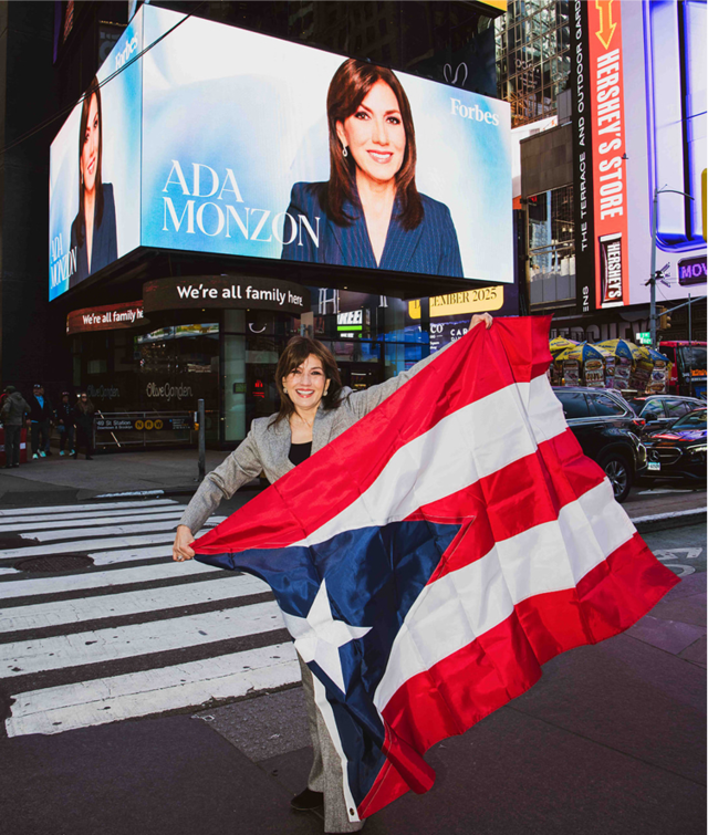 Ada Monzón aparece en pantalla de Time Square como parte de Forbes “50 Over 50” de 2025