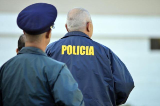 Detienen a agente de la Policía acusado de golpear a su pareja y apuntarla con su pistola