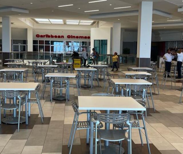 Desalojan centro comercial en Guayama por sospecha de fuga de gas