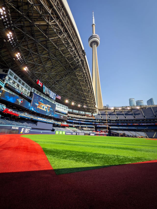 Blue Jays dominan a Yankees con poder latino y rompen  sequía en postemporada
