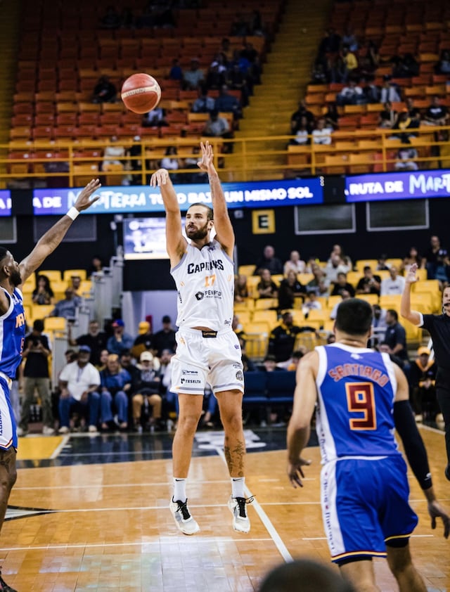 Capitanes derrotan a los Osos en partido inaugural de BSN